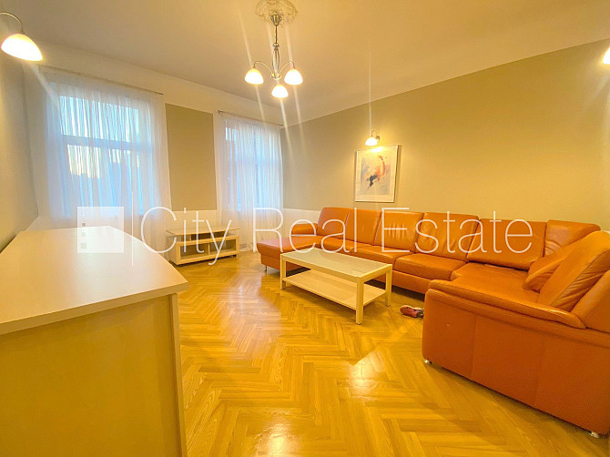 Fasādes māja, slēgts pagalms, vieta automašīnai, kāpņu telpa pēc kosmētiskā remonta, logi Rīga - foto 19