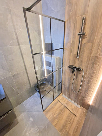 Fasādes māja, renovēta māja, ieeja no ielas, ir lifts, kāpņu telpa pēc kapitālā remonta, Rīga - foto 17