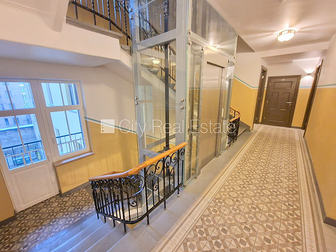 Fasādes māja, renovēta māja, ieeja no ielas, ir lifts, kāpņu telpa pēc kapitālā remonta, Rīga - foto 19