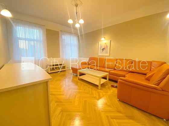 Фасадный дом, закрытый двор, место для машины, лестничная клетка после Rīga