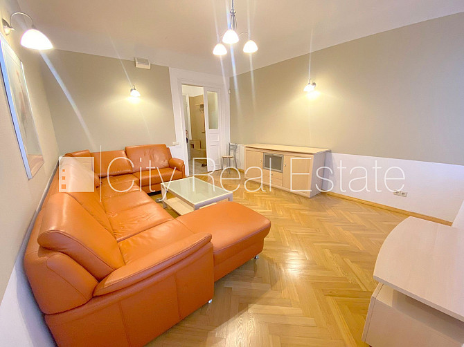 Fasādes māja, slēgts pagalms, vieta automašīnai, kāpņu telpa pēc kosmētiskā remonta, logi Rīga - foto 2