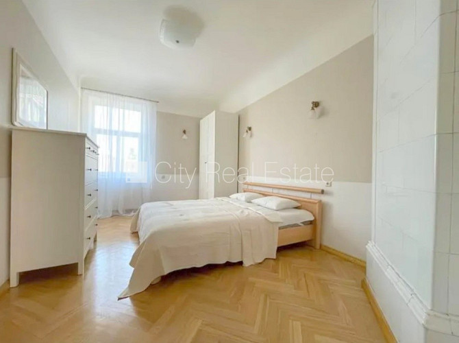 Fasādes māja, slēgts pagalms, vieta automašīnai, kāpņu telpa pēc kosmētiskā remonta, logi Rīga - foto 14