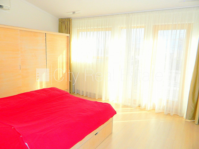 Pagalma māja, renovēta māja, pagalmā bērnu spēļu laukums, ir lifts, kāpņu telpa pēc Rīga - foto 9