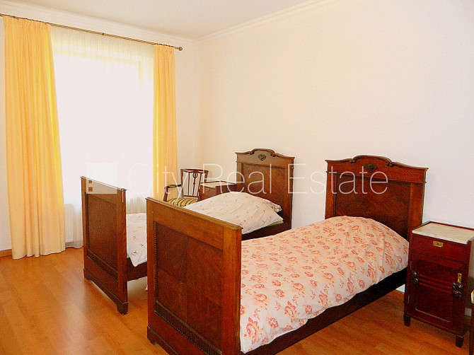 Pagalma māja, renovēta māja, pagalmā bērnu spēļu laukums, ir lifts, kāpņu telpa pēc Rīga - foto 2