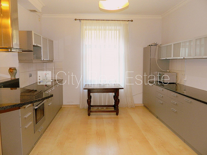 Pagalma māja, renovēta māja, pagalmā bērnu spēļu laukums, ir lifts, kāpņu telpa pēc Rīga - foto 14