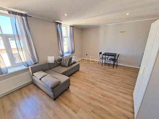 Здание во дворе, реновированный дом, закрытый двор, охраняемый двор, вход с улицы Rīga