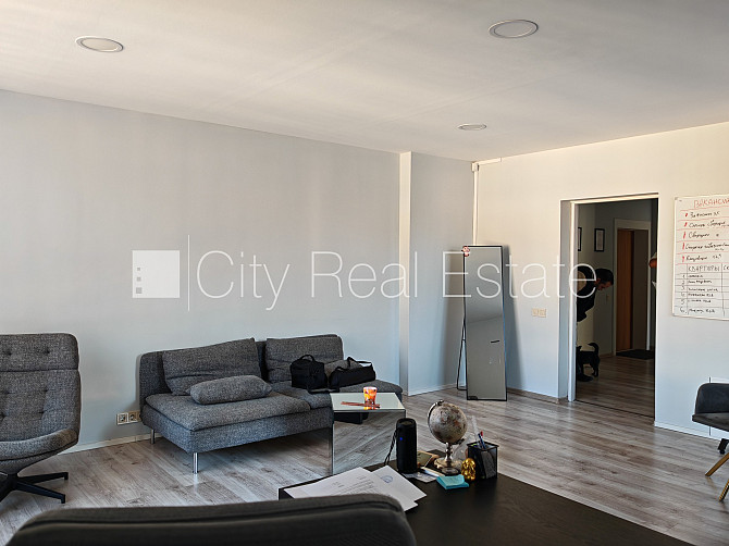 Renovēta māja, slēgts pagalms, teritorijas iebrauktuves vārti aprīkoti ar automatizētu Rīga - foto 9