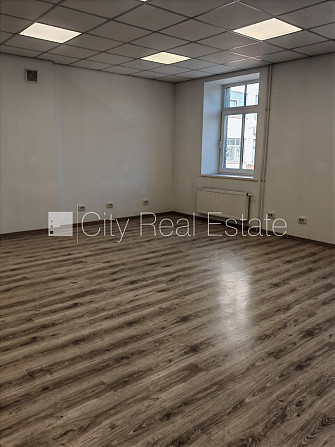 Здание во дворе, реновированный дом, закрытый двор, въездные ворота оснащены Рига - изображение 3