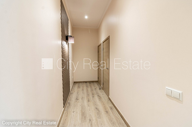 Фасадный дом, реставрированный дом, закрытая территория, вход с улицы, лестничная Рига - изображение 12