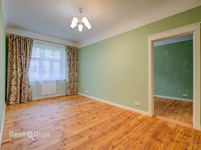 Īrei tiek piedāvāts renovēts dzīvoklis vēsturiskā ēkā.  + Ērts plānojums ar divām Rīga - foto 1
