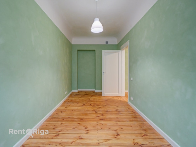 Īrei tiek piedāvāts renovēts dzīvoklis vēsturiskā ēkā.  + Ērts plānojums ar divām Rīga - foto 7