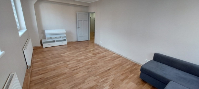 Izīrē plašu 4-istabu dzīvokli!  Dzīvokļa plānojumu veido virtuve, izolēta viesistaba un 3 Rīga - foto 3