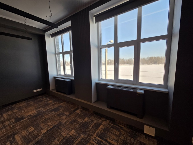 B klases birojs ar panorāmas skatu uz Daugavu  Mūkusalas ielā.  Iznomā mūsdienīgas B klases Rīga - foto 13