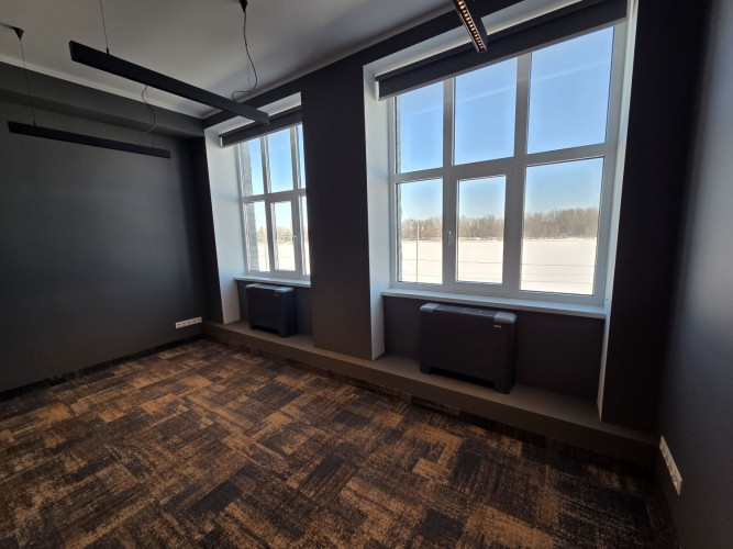 B klases birojs ar panorāmas skatu uz Daugavu  Mūkusalas ielā.  Iznomā mūsdienīgas B klases Rīga - foto 10