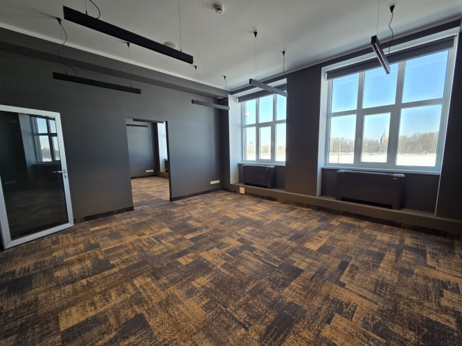 B klases birojs ar panorāmas skatu uz Daugavu  Mūkusalas ielā.  Iznomā mūsdienīgas B klases Rīga - foto 15