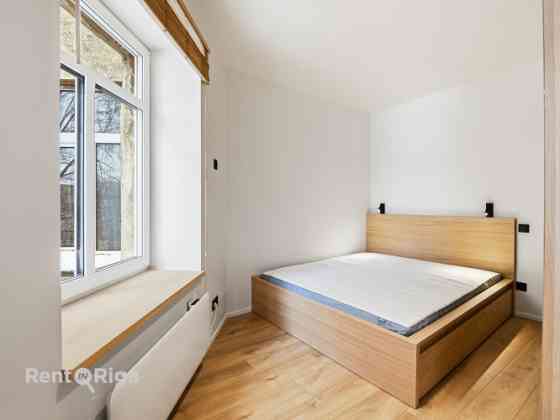 Izīrē pārdomātu 1 istabas dzīvokli!  Ienākot dzīvoklī priekštelpa un plašs drēbju skapis, kas arī at Rīga