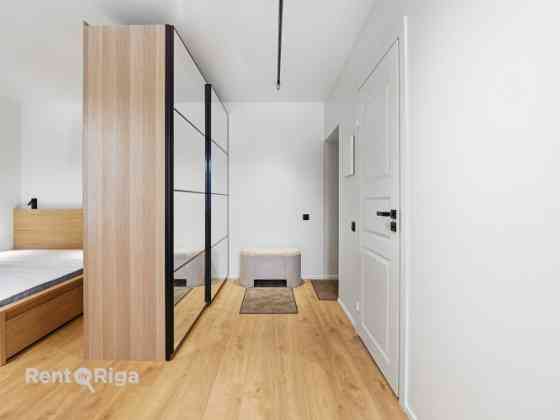 Izīrē pārdomātu 1 istabas dzīvokli!  Ienākot dzīvoklī priekštelpa un plašs drēbju skapis, kas arī at Rīga