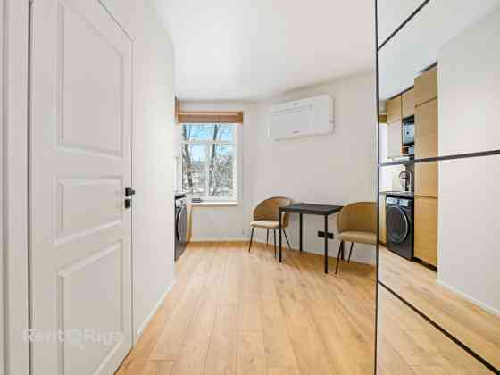 Izīrē pārdomātu 1 istabas dzīvokli!  Ienākot dzīvoklī priekštelpa un plašs drēbju skapis, kas arī at Rīga