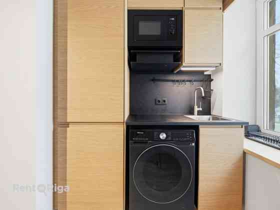 Izīrē pārdomātu 1 istabas dzīvokli!  Ienākot dzīvoklī priekštelpa un plašs drēbju skapis, kas arī at Rīga