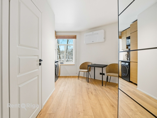 Izīrē pārdomātu 1 istabas dzīvokli!  Ienākot dzīvoklī priekštelpa un plašs drēbju Rīga - foto 2