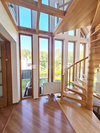 Частный дом, территория обнесена железным забором, места для нескольких машин, Рига - изображение 19