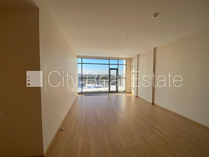 Новостройка, место для машины, лифт, балкон 17 м2, окна выходят на сторону парка, Юрмала - изображение 20