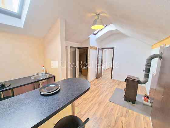 Фасадный дом, закрытый двор, вход с улицы, мансарда, лестничная клетка после Rīga