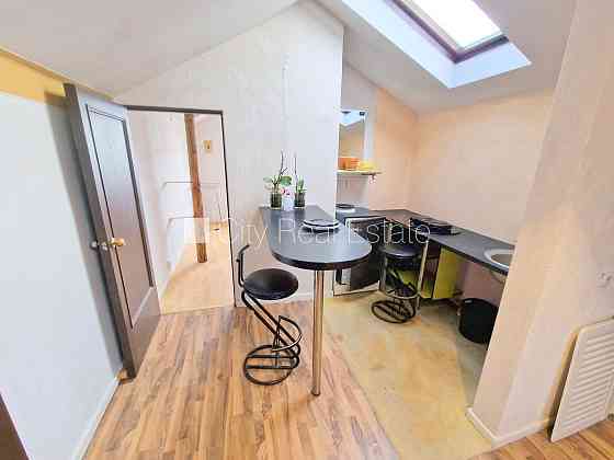 Фасадный дом, закрытый двор, вход с улицы, мансарда, лестничная клетка после Rīga