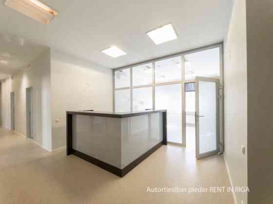 Gaišas un reprezentablas biroja telpas Rīgas aktīvajā centrā  Elizabetes ielā!  Nomai tiek piedāvāta Рига