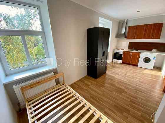 Фасадный дом, возможность аренды парковки, вход с улицы, лестничная клетка после Рига