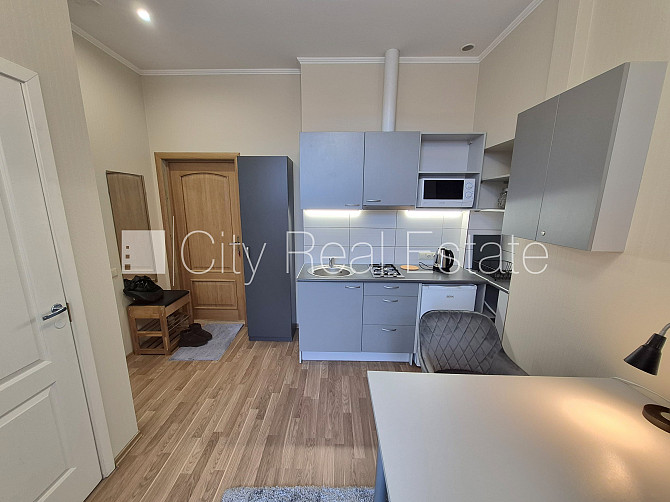 Здание во дворе, закрытый двор, вход со двора, бельэтаж, окна выходят во двор, одна Рига - изображение 18