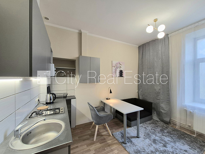 Здание во дворе, закрытый двор, вход со двора, бельэтаж, окна выходят во двор, одна Рига - изображение 14