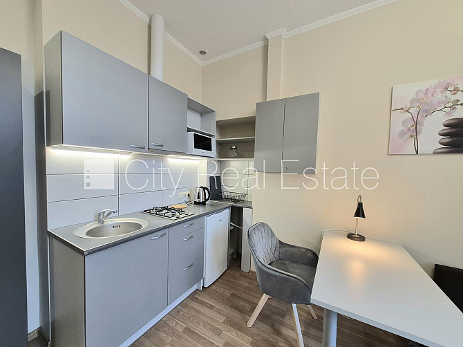 Здание во дворе, закрытый двор, вход со двора, бельэтаж, окна выходят во двор, одна Рига - изображение 16