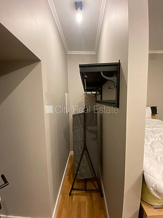 Fasādes māja, ieeja no ielas, kāpņu telpa pēc kapitālā remonta, logi vērsti uz pagalma Rīga - foto 7