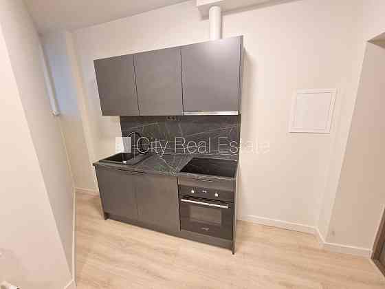 Фасадный дом, реновированный дом, вход с улицы, лифт, лестничная клетка после Rīga