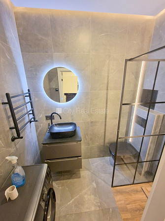 Fasādes māja, renovēta māja, ieeja no ielas, ir lifts, kāpņu telpa pēc kapitālā remonta, Rīga - foto 15