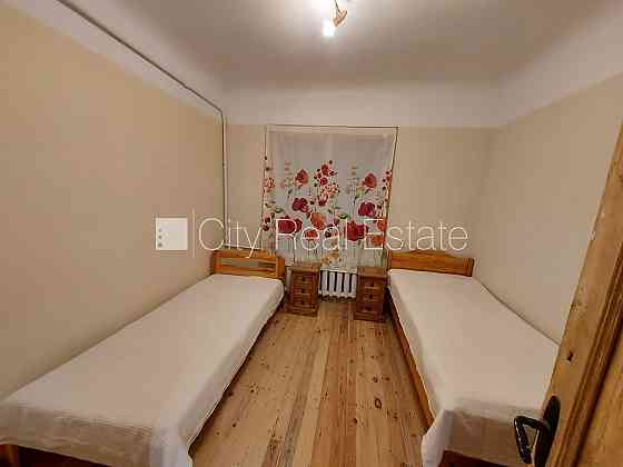 Дом во дворе, закрытый двор, место для машины, изолированные комнаты 3 шт., одна Jūrmala