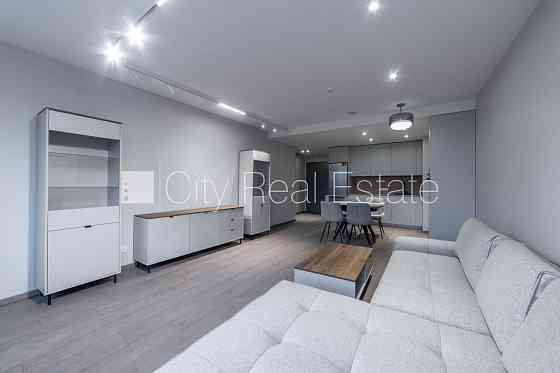 Новостройка, энергоэффективный дом, территория обнесена забором, возможность Rīga