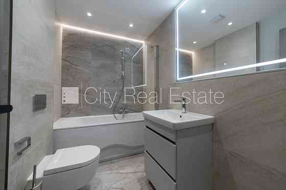 Новостройка, энергоэффективный дом, территория обнесена забором, возможность Rīga