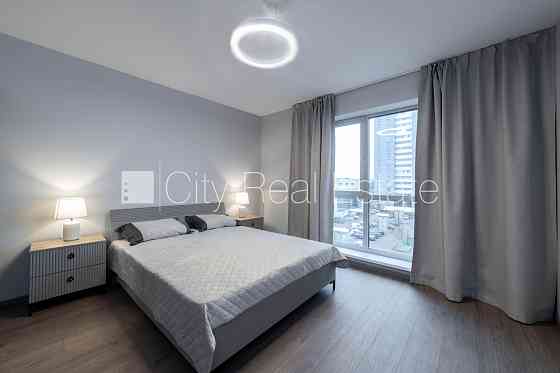 Новостройка, энергоэффективный дом, территория обнесена забором, вход с улицы, во Rīga