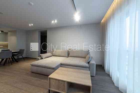 Новостройка, энергоэффективный дом, территория обнесена забором, места для Rīga