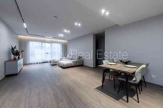 Новостройка, энергоэффективный дом, территория обнесена забором, вход с улицы, во Rīga