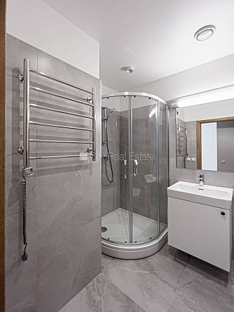 Jaunceltne, labiekārtots apzaļumots pagalms, garāža vienai automašīnai, ir lifts, balkons, Rīga - foto 19