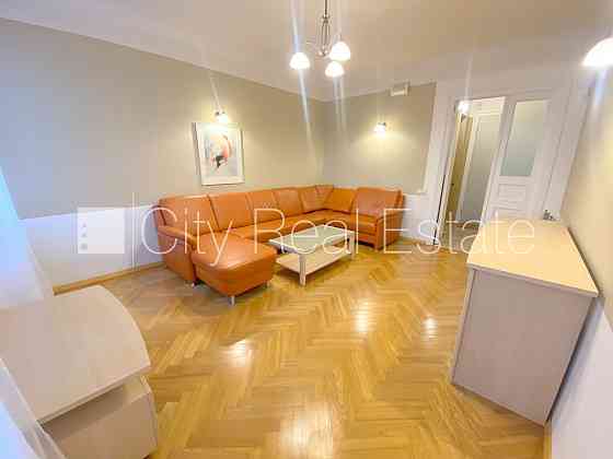 Фасадный дом, закрытый двор, место для машины, лестничная клетка после Rīga