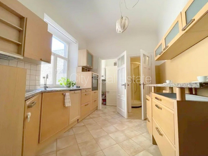 Fasādes māja, slēgts pagalms, vieta automašīnai, kāpņu telpa pēc kosmētiskā remonta, logi Rīga - foto 8