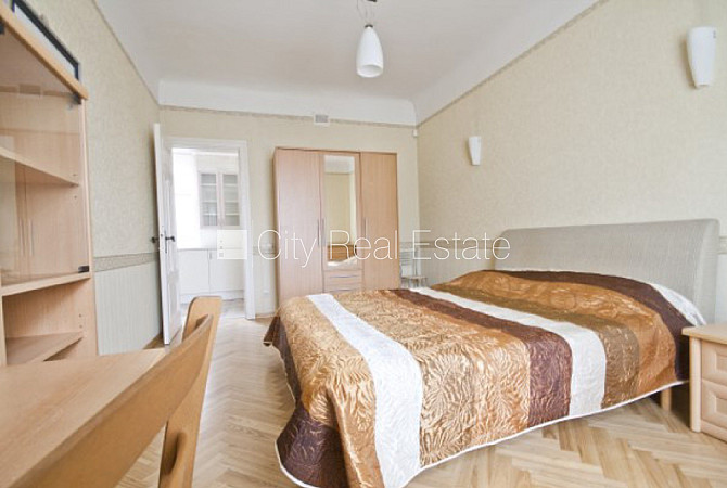 Fasādes māja, slēgts pagalms, vieta automašīnai, kāpņu telpa pēc kosmētiskā remonta, logi Rīga - foto 15