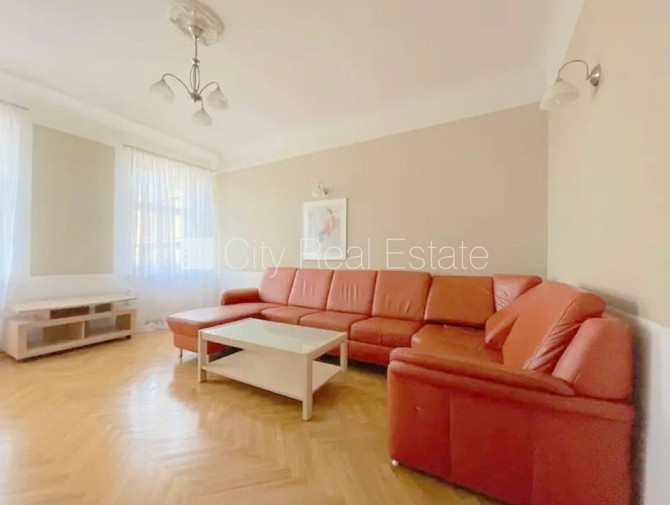 Fasādes māja, slēgts pagalms, vieta automašīnai, kāpņu telpa pēc kosmētiskā remonta, logi Rīga - foto 5