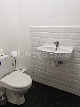 Здание во дворе, реновированный дом, закрытый двор, въездные ворота оснащены Рига - изображение 6