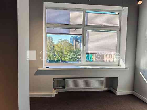 Въездные ворота оснащены автоматической подъёмной системой, возможность аренды Rīga