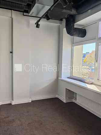 Въездные ворота оснащены автоматической подъёмной системой, возможность аренды Rīga